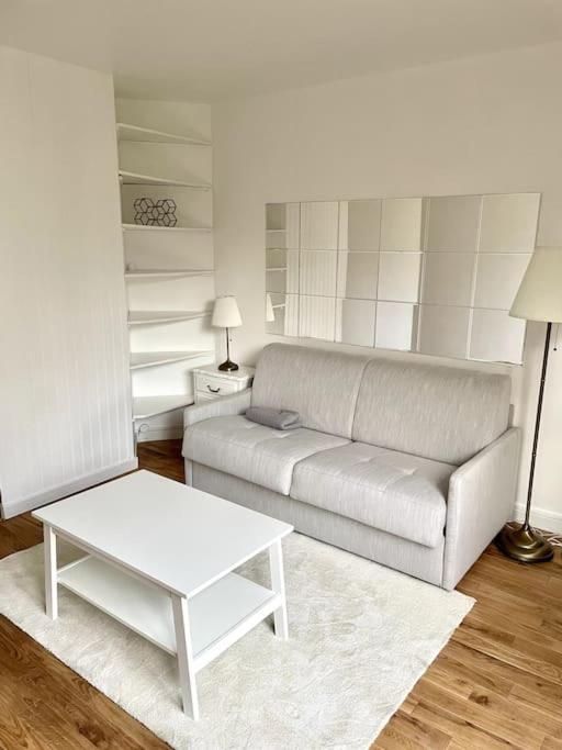 Studio Meuble Et Tres Lumineux Appartement *